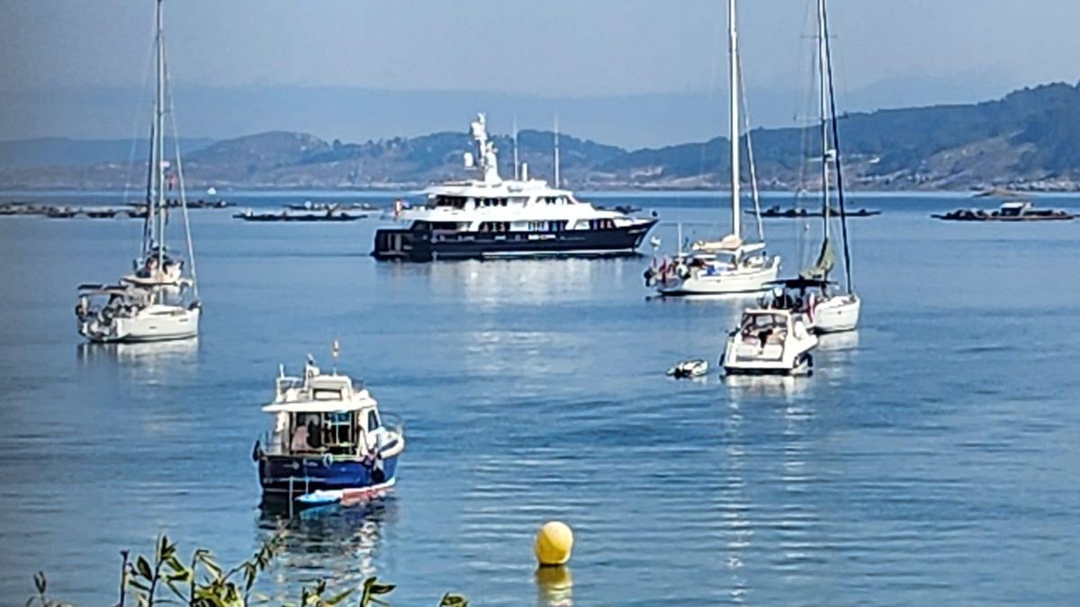 El &quot;Valoria B&quot;, el yate de Amancio Ortega, fondeado hoy delante de la playa de Arneles, en la ría de Aldán.