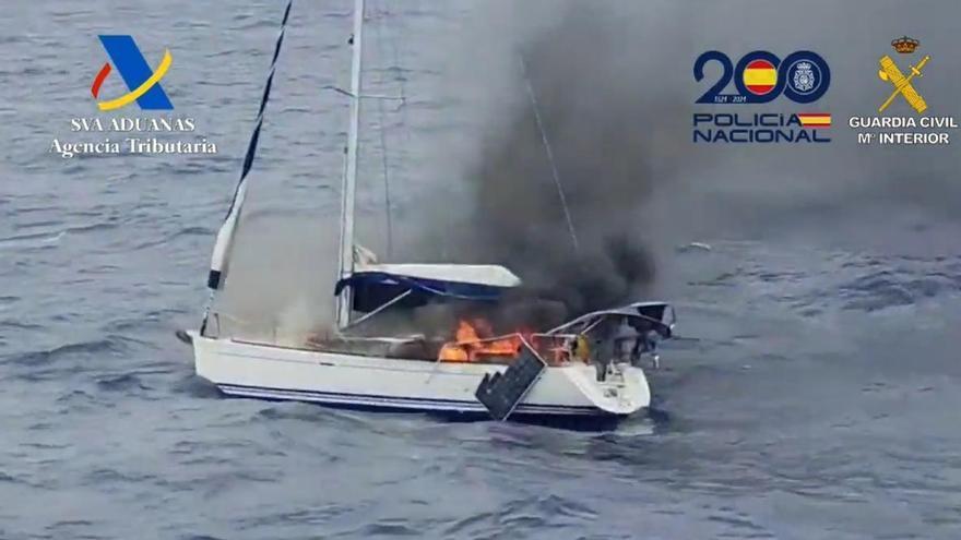 Dos narcos incendian un velero con cocaína en Tenerife al ser interceptados por Aduanas