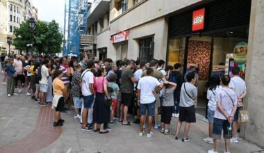 Colas en la apertura de la primera tienda de Lego en Bilbao