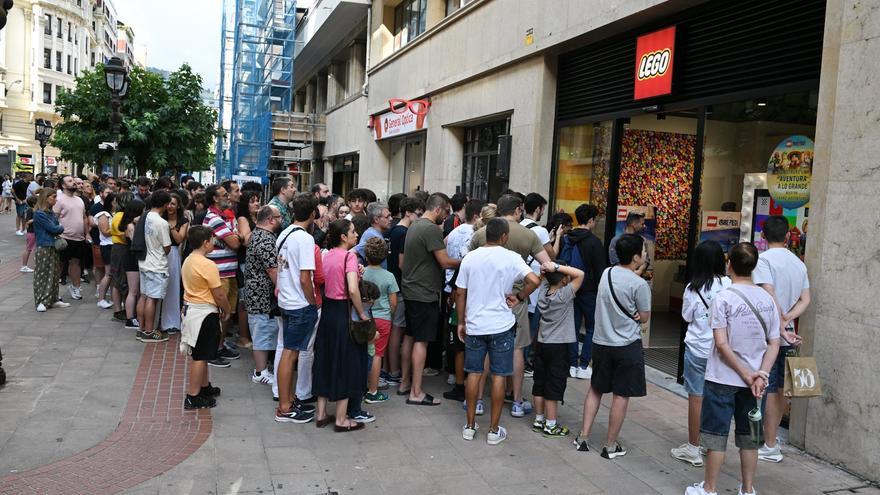 Colas en la apertura de la primera tienda de Lego en Bilbao
