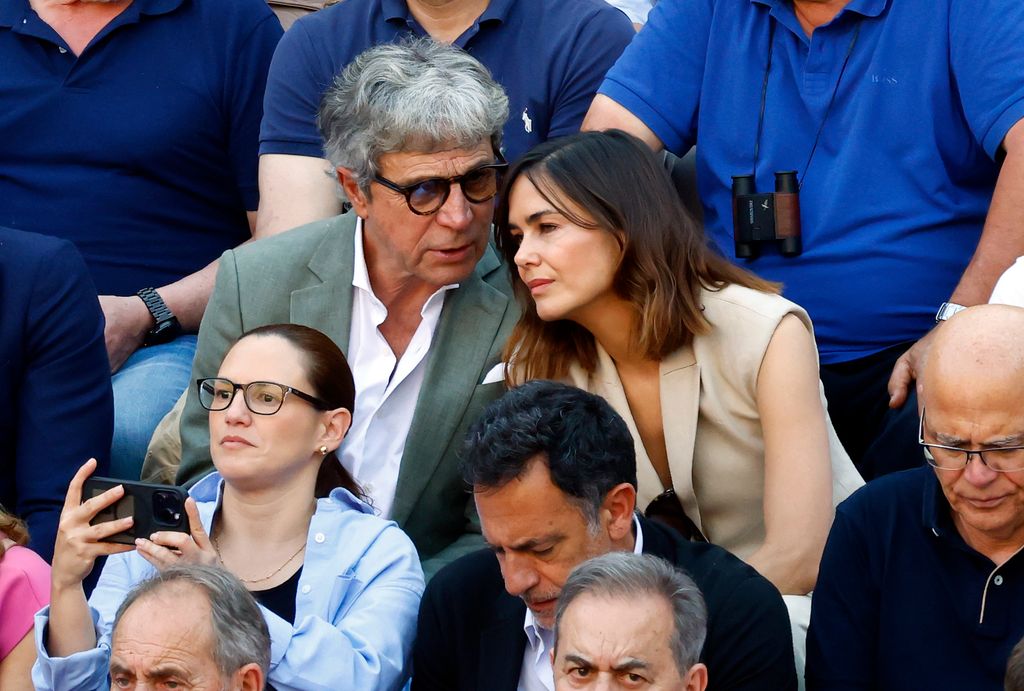 (Foto de ARCHIVO)
Elena S. Sánchez y su marido Roberto Domí­nguez viendo la corrida de toros de la Feria de San Isidro en la plaza de Las Ventas, a 29 de mayo de 2025, en Madrid (España)

Jose Velasco / Europa Press
CORRIDA;TOROS;PLAZA
29/5/2025
