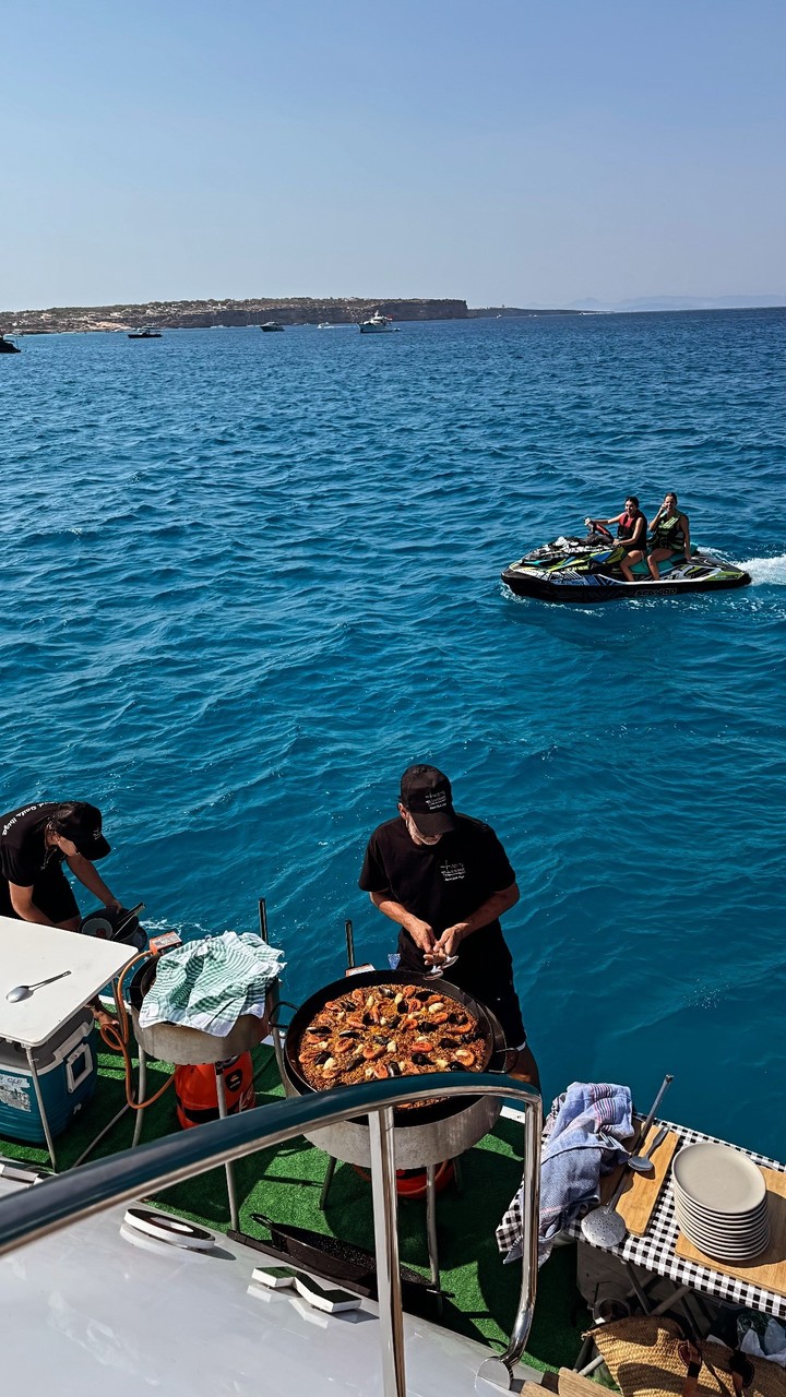 Franco Colapinto, este sábado al mediodía en el mar, entre un yate y una paella.