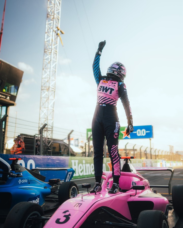 Así celebró Nina Gademan su primera victoria en la F1 Academy.
@AlpineF1Team en X.