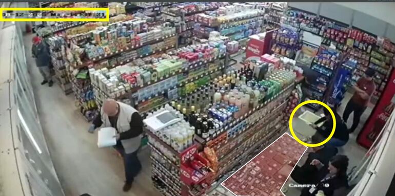 11:31 del 12 de agosto de 2025. Paquetes de carne dispuestos en el piso del local de Biggie de General Santos y Vía Férrea de Asunción, para ser cargados en la conservadora de isopor -aparentemente sin hielo-. Pocas horas después, el presidente Santiago Peña ordenaría el cierre de todos los locales de la cadena.