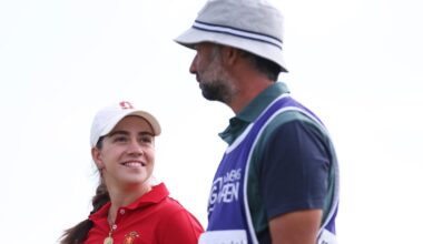 Paula Martín y Alejandro Larrazábal, su entrenador y caddie, durante la segunda jornda del Women