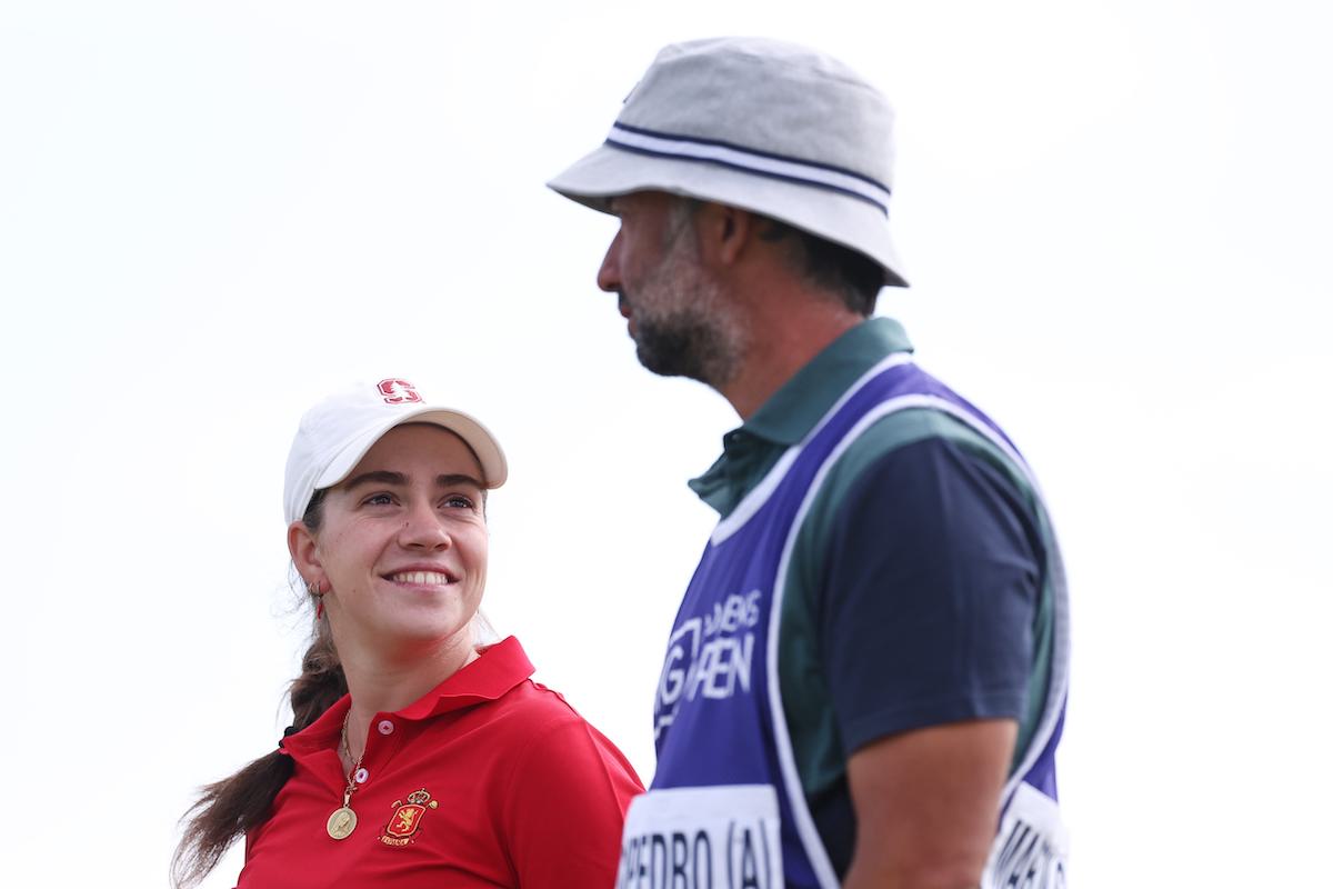 Paula Martín y Alejandro Larrazábal, su entrenador y caddie, durante la segunda jornda del Women