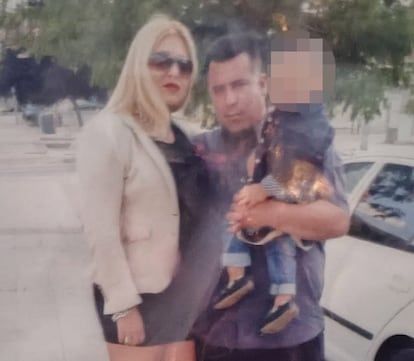  Pepe Castillo junto a su esposa y su hijo. Imagen cedida por la familia.