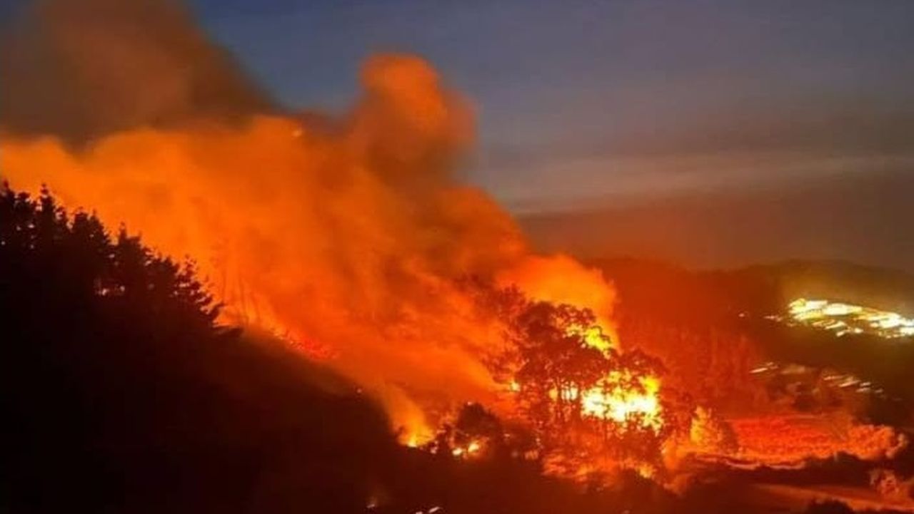 Activada la alerta por otros cinco incendios forestales en Carballo, Camariñas, Ponteceso y Muxía