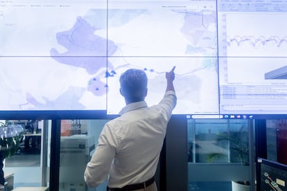 El consejero de Medio Ambiente, Agricultura e Interior de la Comunidad de Madrid, Carlos Novillo, durante una visita al Laboratorio de Contadores y Centro de Control de Canal de Isabel II, a 11 de agosto de 2025, en Majadahonda, Madrid (España).