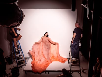 Irina Shayk, durante su sesión de fotos en Londres para el calendario Pirelli de 2026.