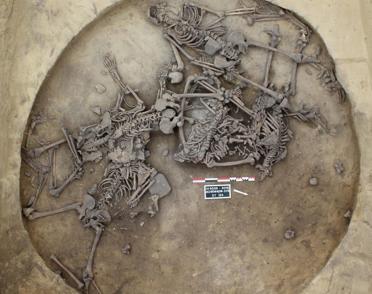 Fosa del yacimiento de Achenheim, en la que se encontraron seis varones adultos