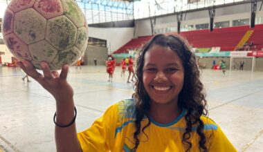 Alba Guerra Alvarado juega balonmano, en la final de los Juegos Deportivos Intercolegiados, con tenis regalados
