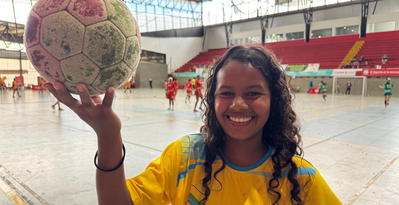 Alba Guerra Alvarado juega balonmano, en la final de los Juegos Deportivos Intercolegiados, con tenis regalados