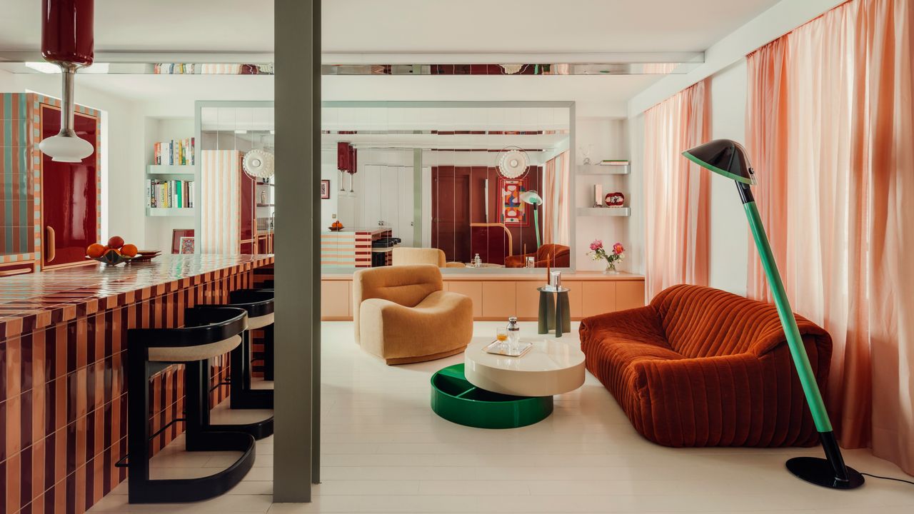 ¿Casas pequeñas y oscuras? Dos interioristas demuestran en 60 m2 cómo acabar con todas las limitaciones: “Pocos clientes nos acompañan en nuestro delirio colorista”