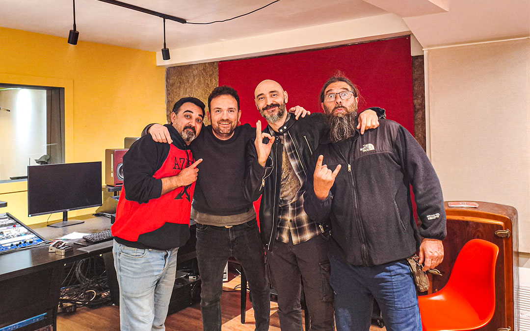Azero junto a Xavi Moreno en el estudio de grabación de su nuevo álbum./ AZERO