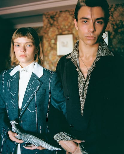 Llúcia, con vestido y abrigo de MOSCHINO, y Mitch, con pantalón y camisa de EMPORIO ARMANI y abrigo de MARC O’POLO.