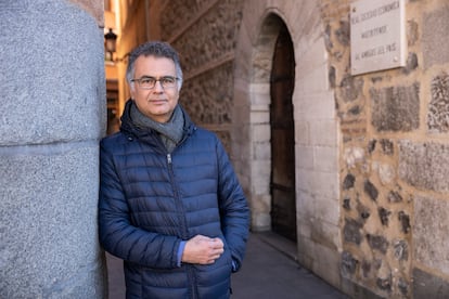 El investigador y divulgador de historia del arte Miguel Sobrino, en la plaza de la Villa de Madrid, en 2019.