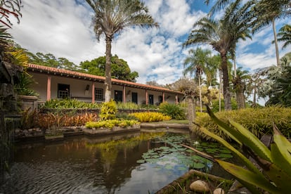 El porche principal de la vivienda, que da a uno de los lagos de la hacienda.