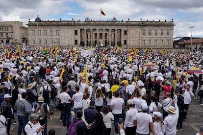 Más de 70 mil personas marcharon en repudio al atentado contra Uribe Turbay, en Bogotá, este domingo.