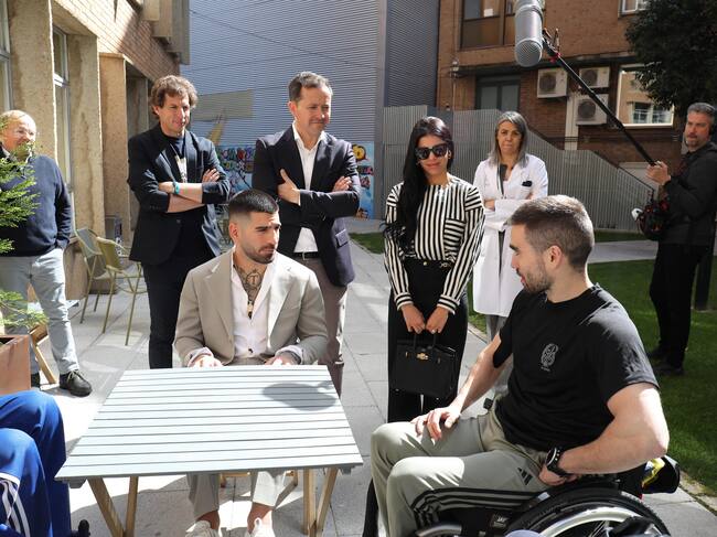 Ilia Topuria visita el Hospital Nacional de Parapléjicos de Toledo