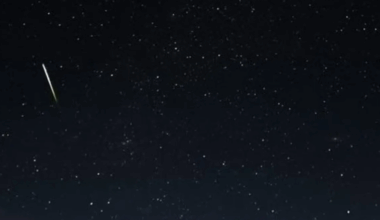 Cientos de personas llenan El Torcal de Antequera para disfrutar de las Perseidas