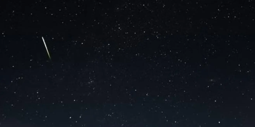 Cientos de personas llenan El Torcal de Antequera para disfrutar de las Perseidas