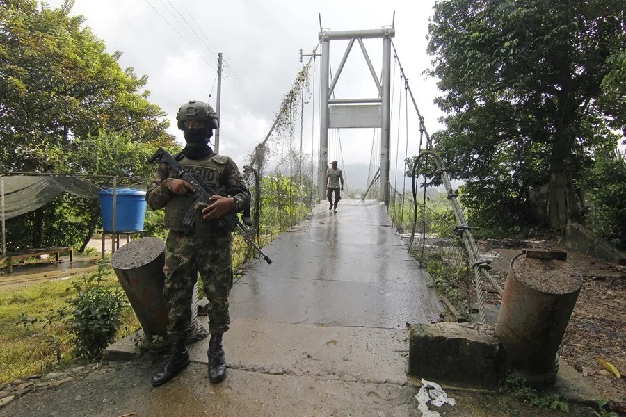 Petro envía 25.000 soldados al Catatumbo y dice que pidió a Venezuela militarizar su frontera con Colombia