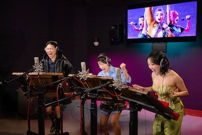 De derecha a izquiera, Ji-young Yoo, voz de Zoey, Arden Cho (Rumi) y May Hong (Mira), en el estudio de doblaje. 