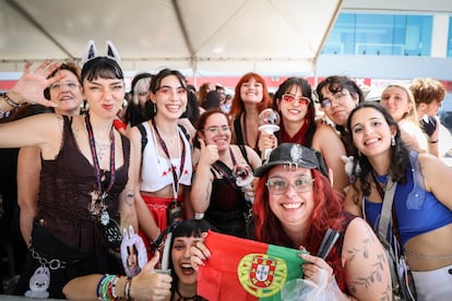 Un grupo de jóvenes portuguesas antes del concierto de Stray Kids, otra de las bandas más populares de k-pop, el 22 de julio en el estadio Metropolitano de Madrid.