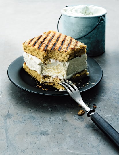 Sándwich de helado de ron y coco en pan de plátano, del libro 'Bocata' (Col&Col Ediciones), de Jonas Cramby.