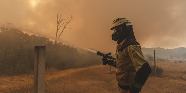 Los vecinos, el último retén contra el fuego cuando todo lo demás no alcanza