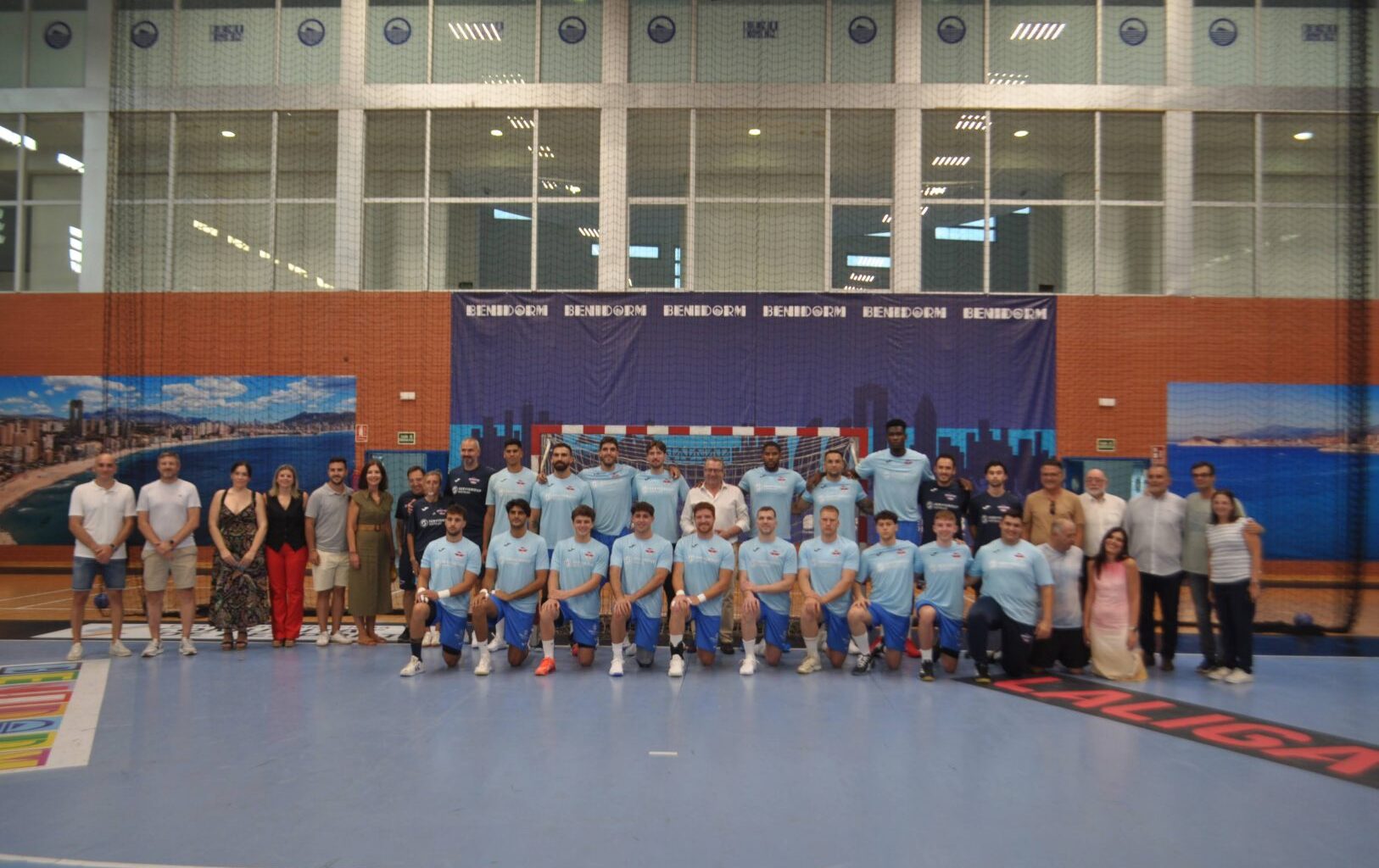 El Balonmano Servigroup Benidorm se viste de corto ante su afición