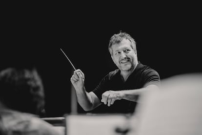 El compositor y director de orquesta Thomas Adès, batuta en mano.
