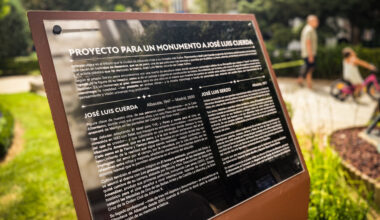 Instalan una nueva placa junto a la escultura de Cuerda