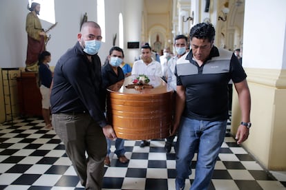 Familiares y amigos de Blandón trasladan su féretro, en agosto de 2020, durante su funeral en Jinotega (Nicaragua). 