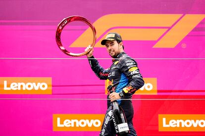 Checo Pérez celebra su último podio conseguido en Fórmula 1 en el Gran Premio de China, en abril de 2024. 