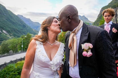 La princesa Marta Luisa de Noruega y Durek Verrett en su boda, el 31 de agosto de 2024 en el fiordo Geiranger.