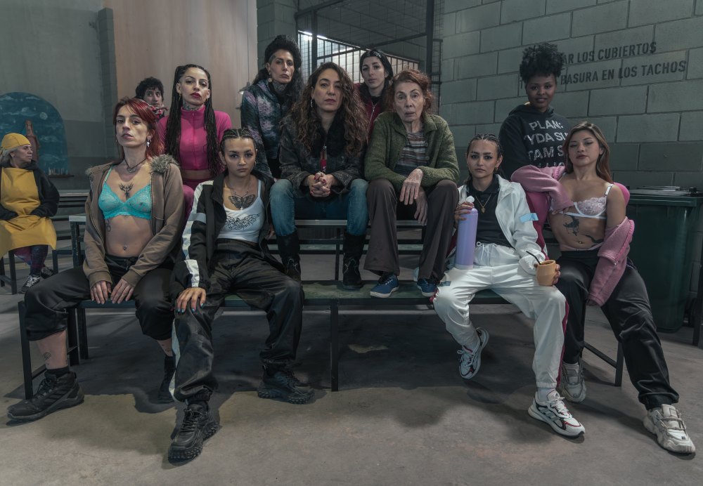 Elenco de 'En el barro', de izquierda a derecha: Carmina Gonella como Gemela, Lorena Vega como La Zurda, Silvina Sabater como Victoria, Diana Gonella como Gemela