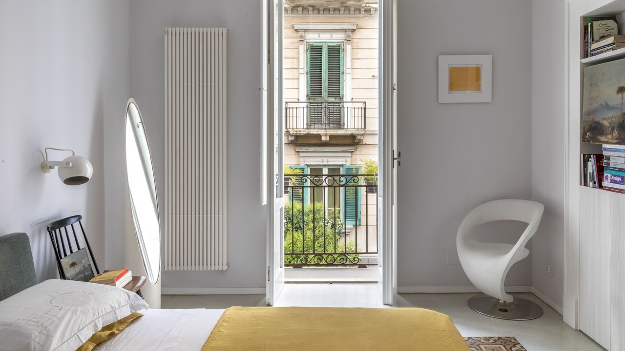Un arquitecto amante del arte combina presente y pasado para transformar una vieja ruina en una casa moderna repleta de luz, diseño y hasta con una terraza secreta