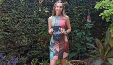La escritora ripense Emili Saiz con un ejemplar de su primera novela