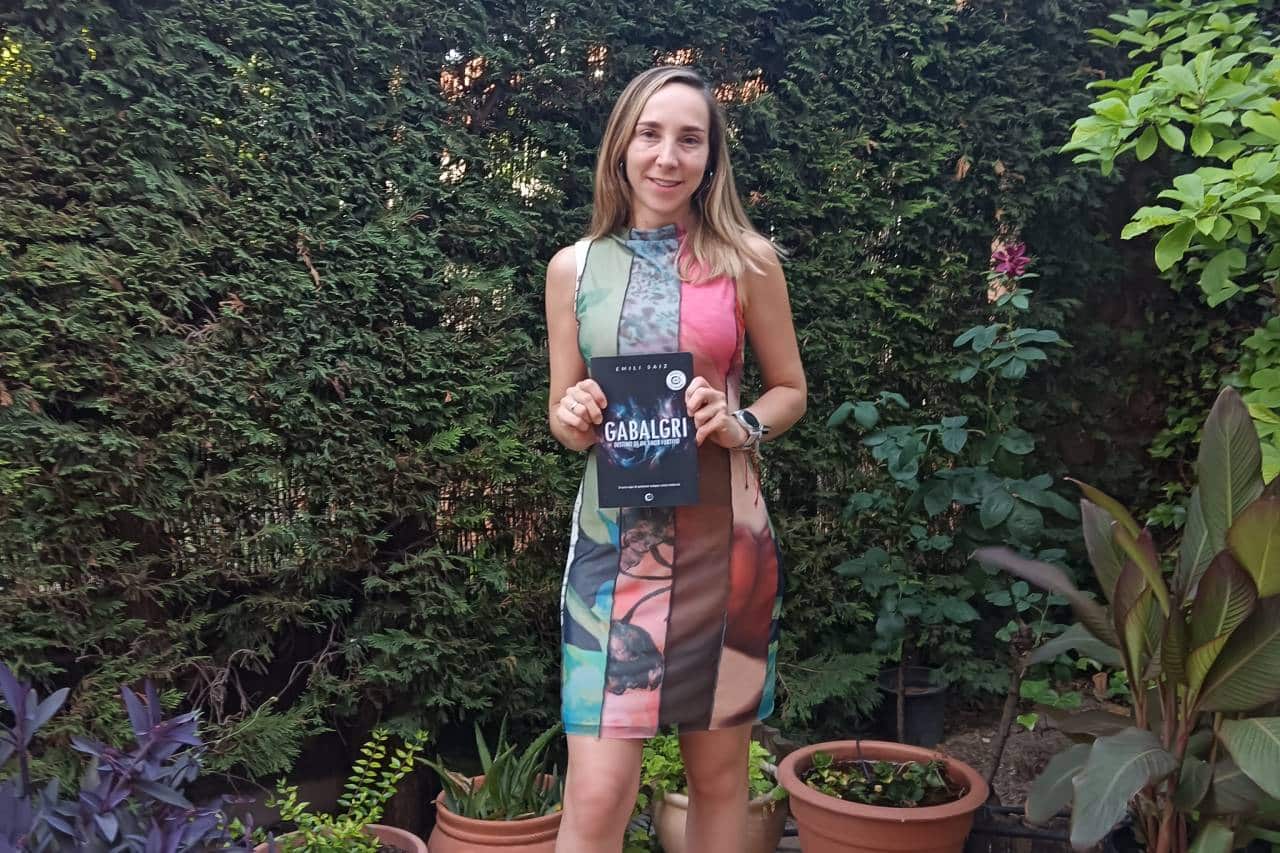 La escritora ripense Emili Saiz con un ejemplar de su primera novela