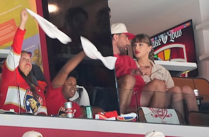 Travis Kelce y Taylor Swift, durante un partido de la Copa Stanley de hockey, el 12 de junio de 2025 en Sunrise, Florida.