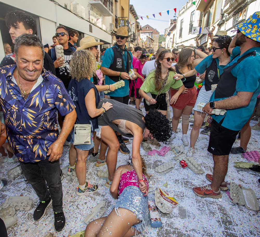 Encierros y guerra huevera en las fiestas Botijeras de Dueñas