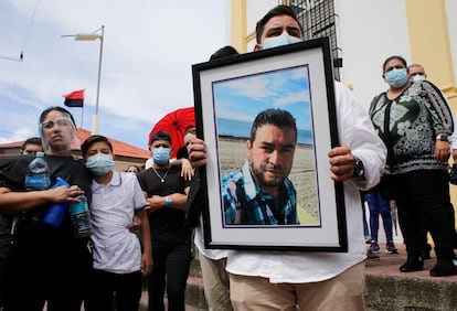 Un hombre porta un retrato de Blandón, durante su funeral en Nicaragua en 2020.