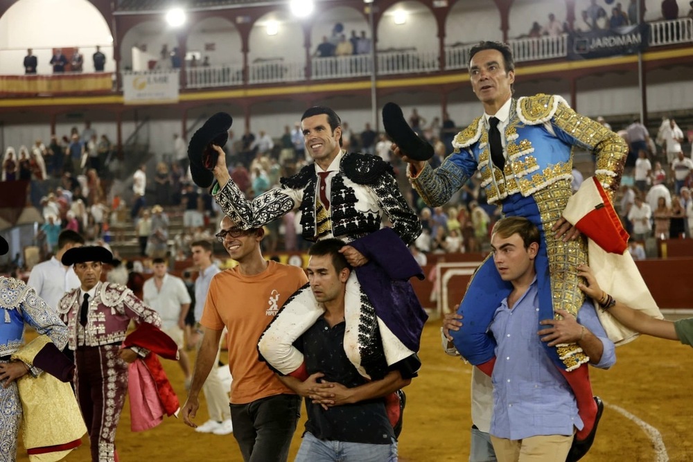 Ciudad Real: Puerta grande para El Cid y Emilio de Justo en una tarde infumable de Juan Pedro