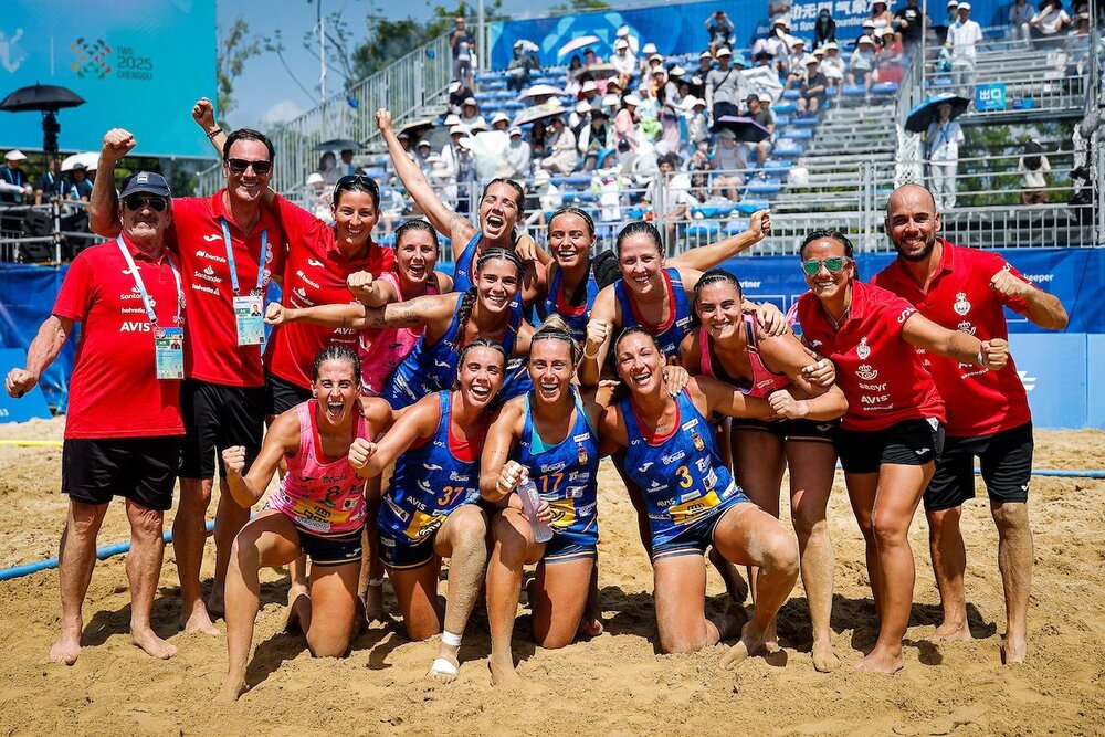 Las integrantes del combinado nacional festejan la tercera plaza.