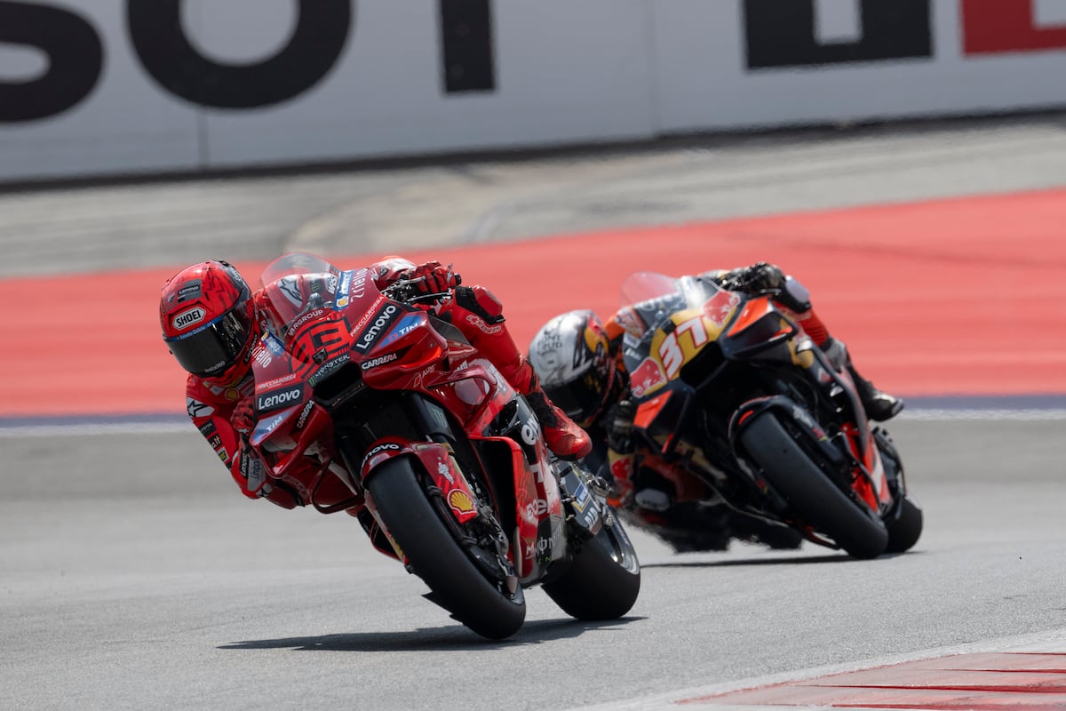 Marc Márquez, por delante de Pedro Acosta, en la carrera al sprint de este sábado.