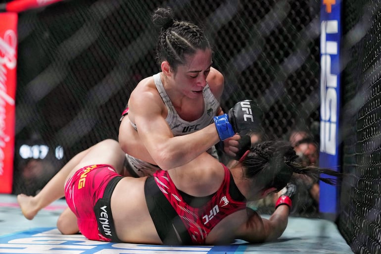 La brasileña Bruna Brasil (arriba) pelea contra la china Shi Ming durante el evento de peso paja femenino del UFC Fight Night en Shanghái, el 22 de agosto de 2025.
