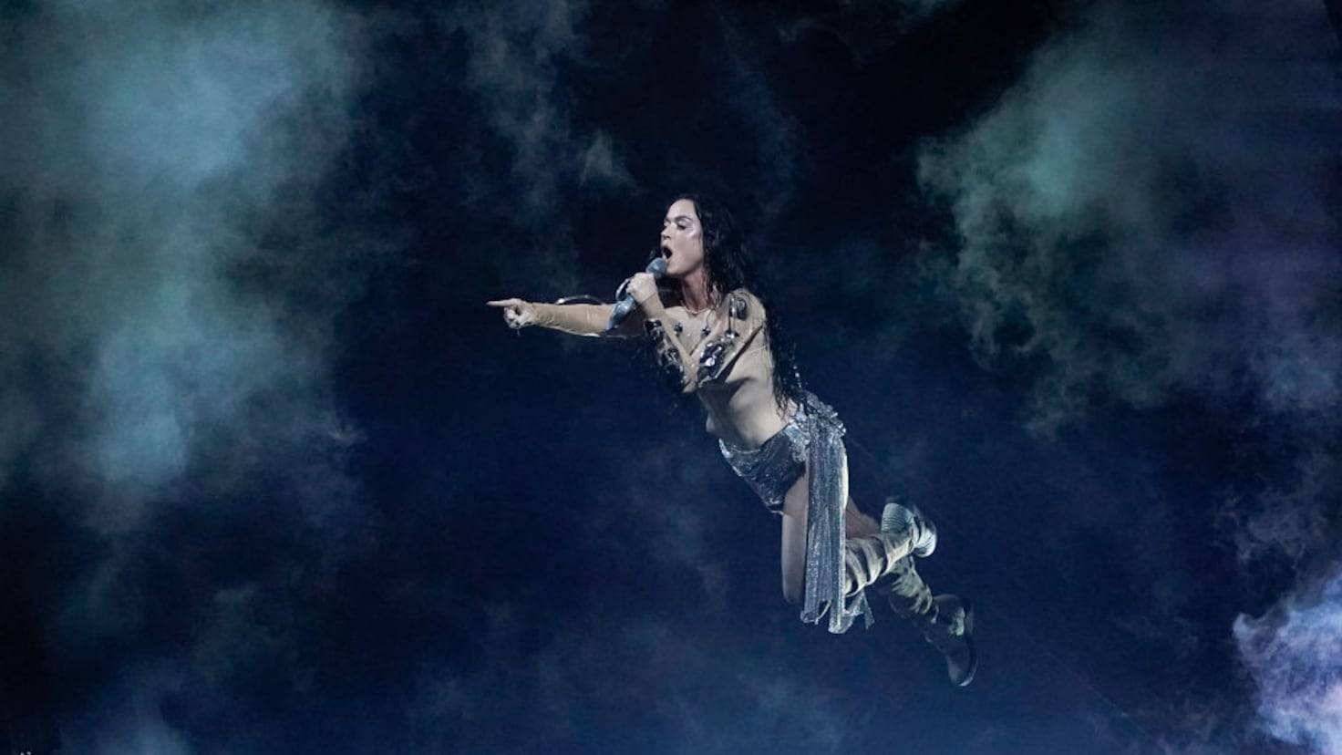 El momento exacto en el que Katy Perry sufre una descarga eléctrica en el escenario