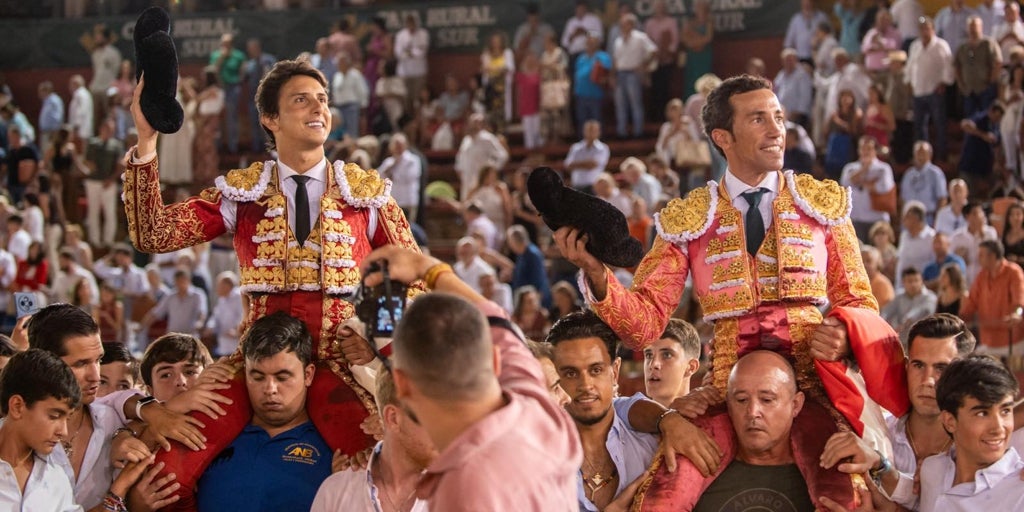 Roca Rey y David de Miranda, a hombros en Huelva